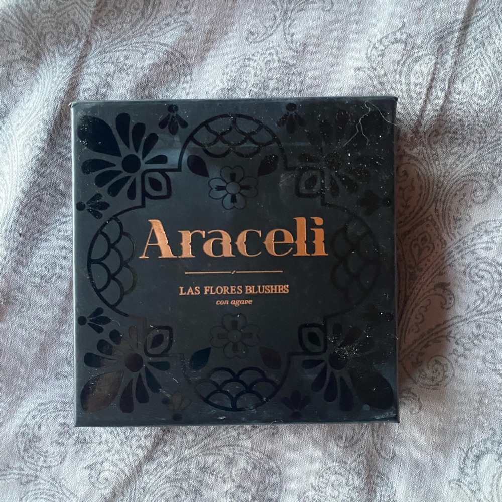 BRAND NEW - NEVER BEEN USED Araceli Las Flores Blushes